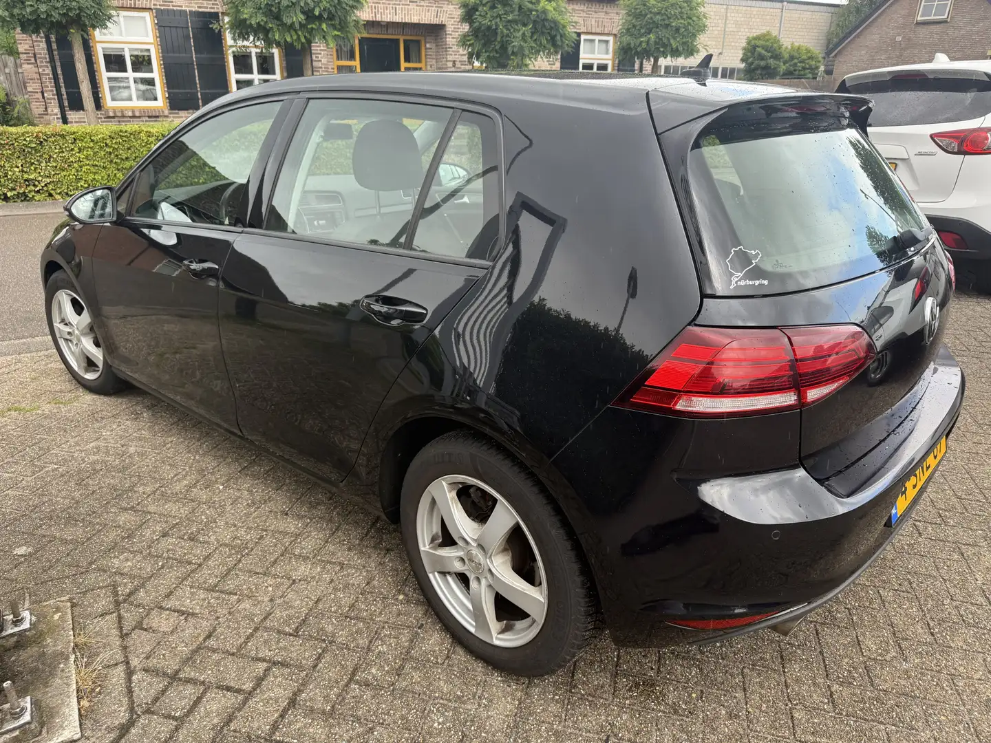 Volkswagen Golf 1.6 TDI Highline BlueMotion Zwart - 2