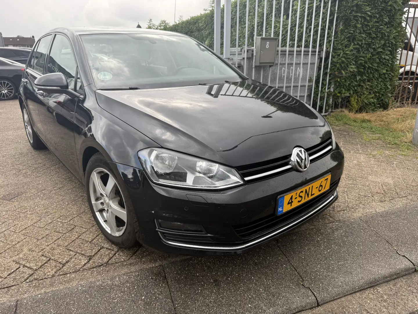 Volkswagen Golf 1.6 TDI Highline BlueMotion Zwart - 1