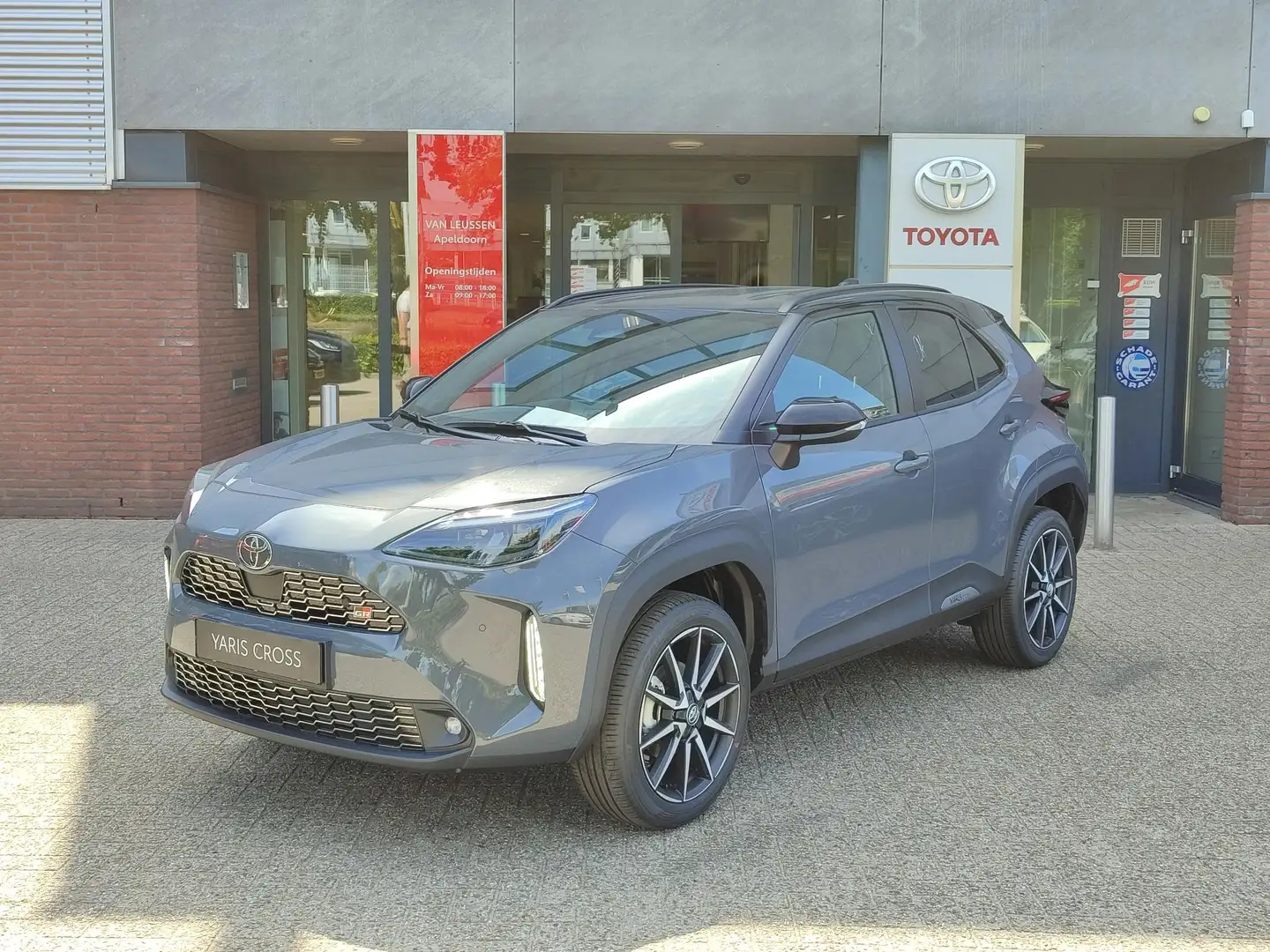 Toyota Yaris Cross Hybrid 130 GR-SPORT NIEUW UIT VOORRAAD 18'' LM-VEL Grijs - 1