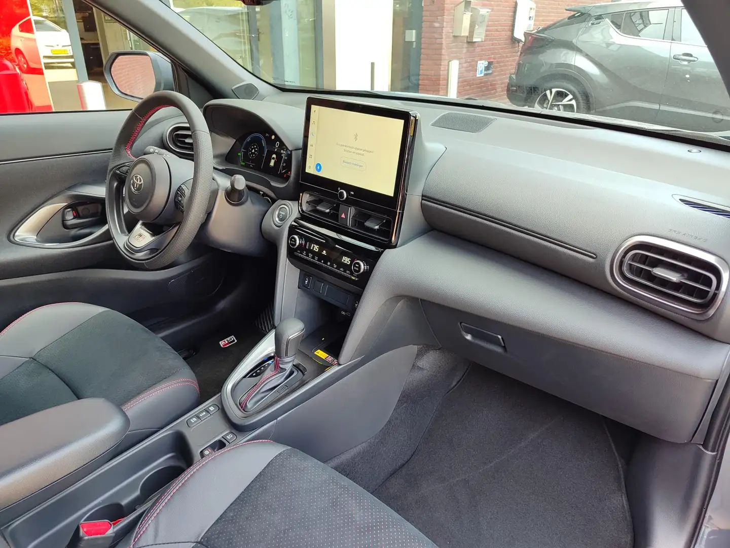 Toyota Yaris Cross Hybrid 130 GR-SPORT NIEUW UIT VOORRAAD 18'' LM-VEL Grijs - 2