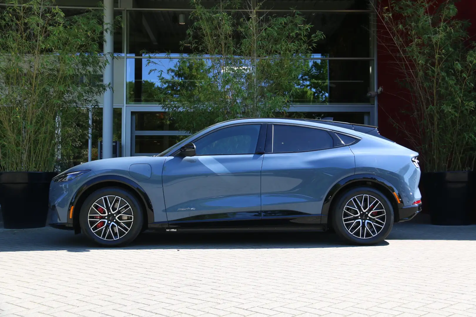 Ford Mustang Mach-E Ext. Range 98kWh AWD Premium Uit voorraad leverbaa Blauw - 2