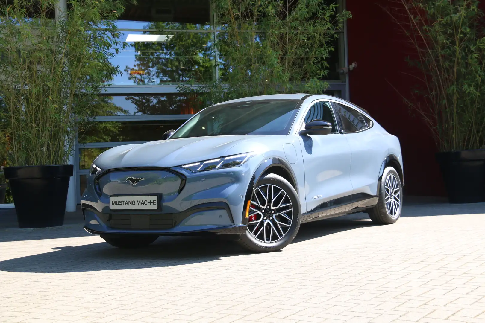 Ford Mustang Mach-E Ext. Range 98kWh AWD Premium Uit voorraad leverbaa Blauw - 1