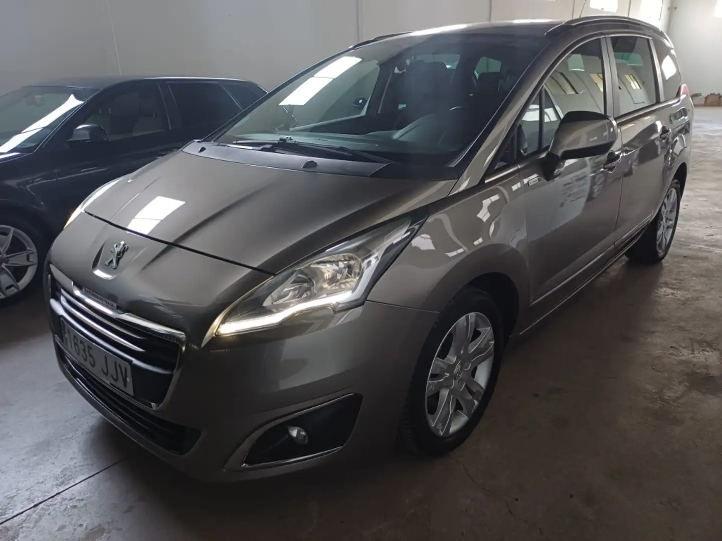 Peugeot 5008 1.6 BlueHDi Style 7 pl. EAT6 120 Gris - 1
