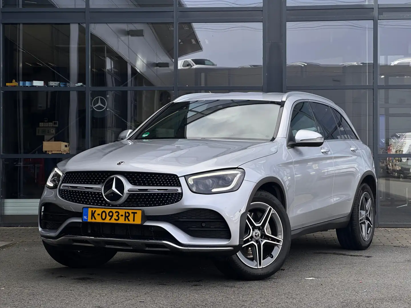 Mercedes-Benz GLC 200 AMG Line Apple Carplay | Dode Hoek Ass. | Multibea Grijs - 2