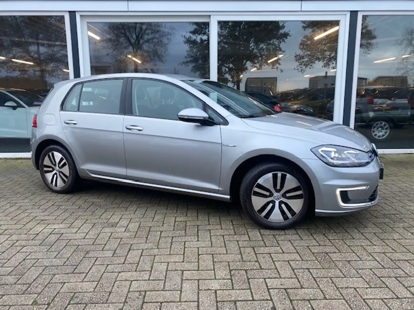 Volkswagen e-Golf // €13.950 NA SUBSIDIE // 50% deal 7.975,- ACTIE N Gri - 1