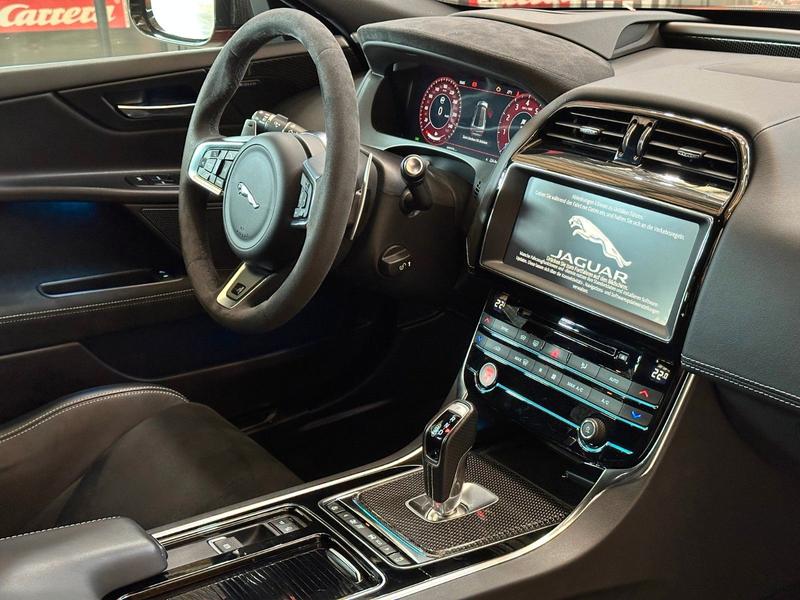 Jaguar XE SV Project 8/Track-Pack/Carbon-Ceramic-Brake — photo 14