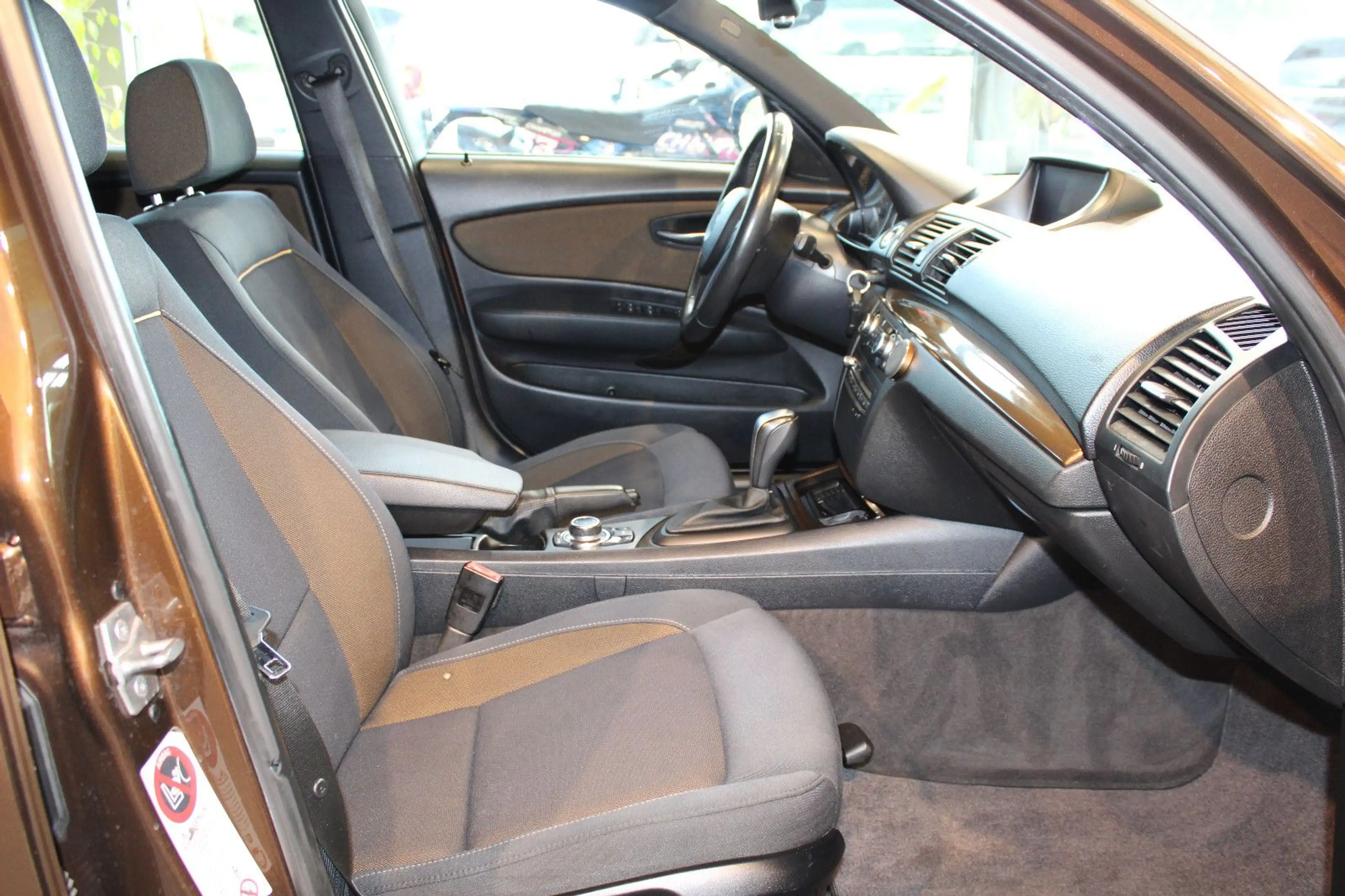 BMW 118 d Limousine Navi SHZ PDC — photo 11