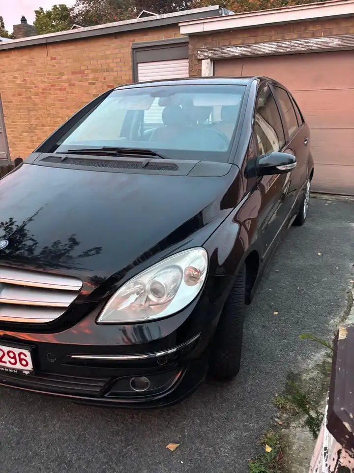 Mercedes-Benz B 180