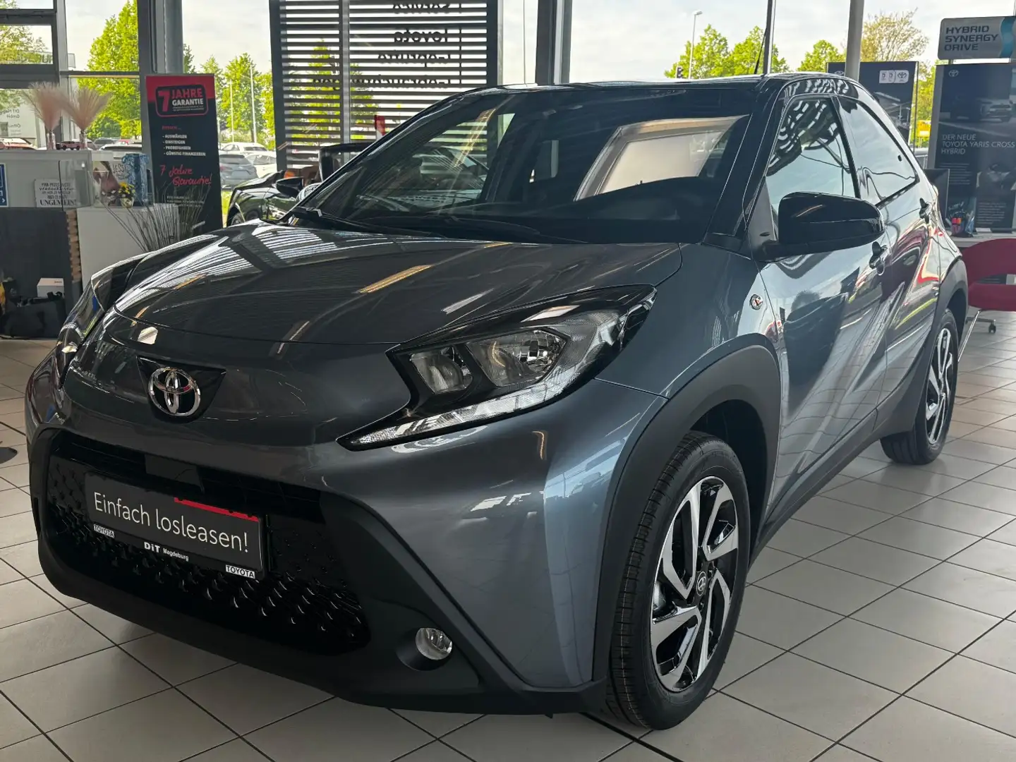 Toyota Aygo X 1.0 VVT-i CVT Teamplayer AppleCarPlay, BT Gris - 1