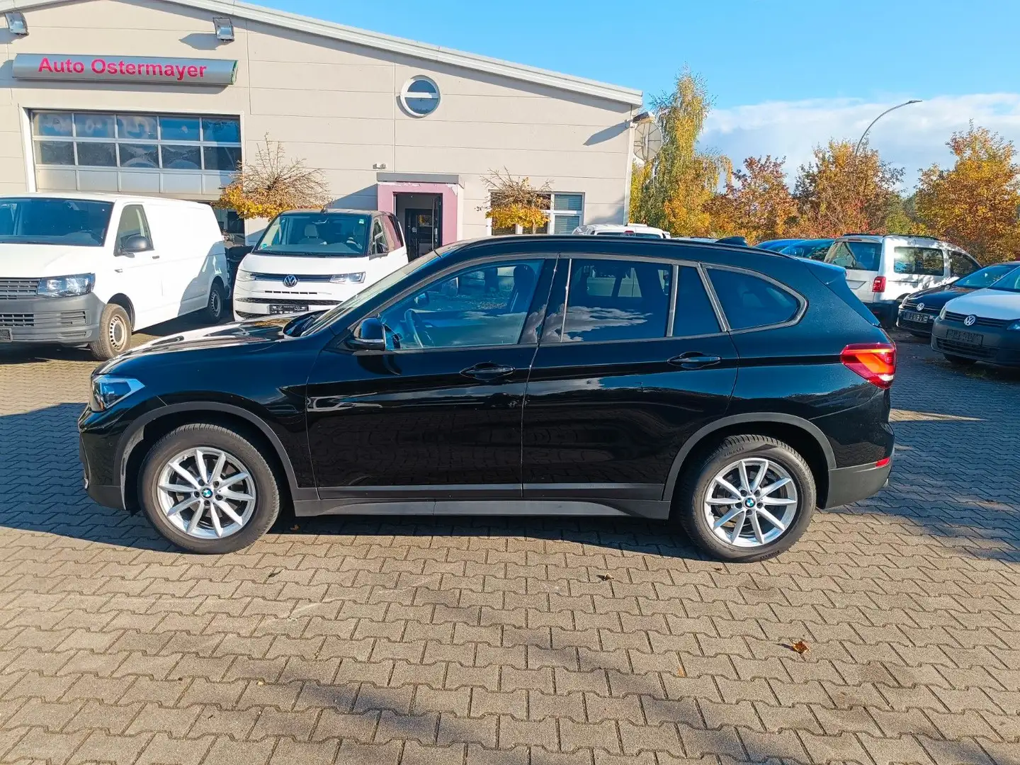 BMW X1 sDrive 18 i Advantage Schwarz - 1