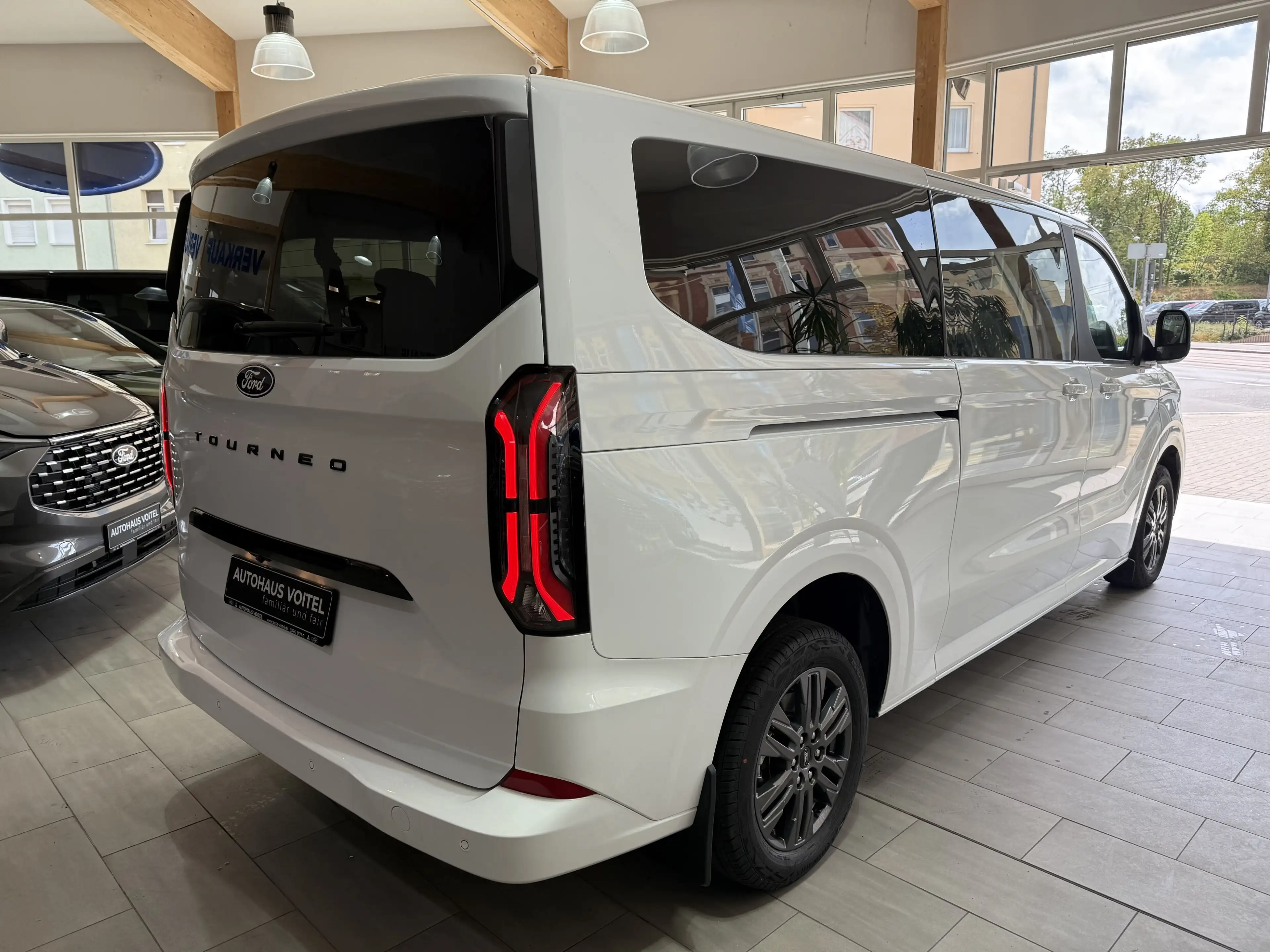 Ford Tourneo Custom Titanium L2 Matrix-LED / 3-Zonen-Klima / 70L Tank — photo 5