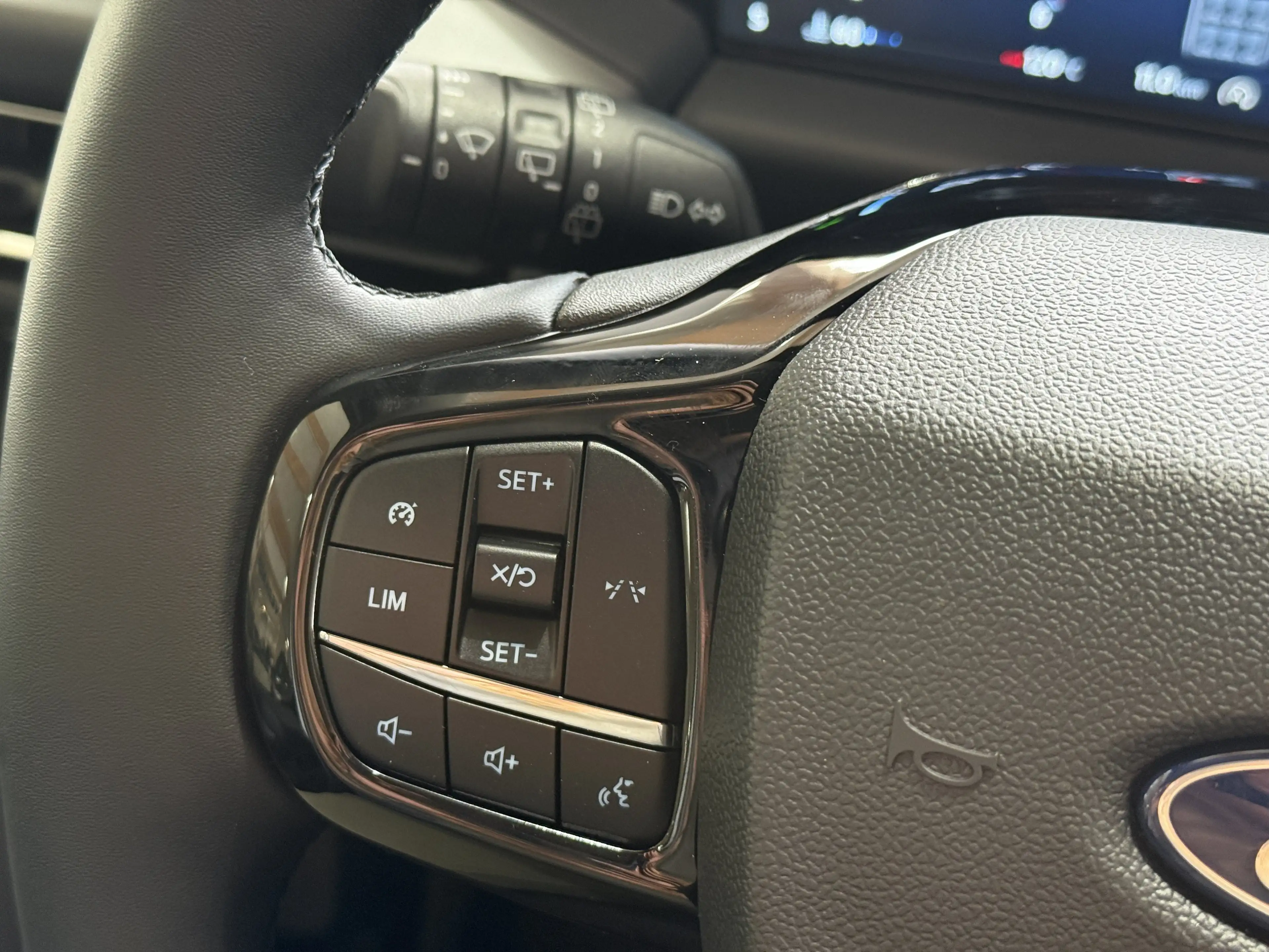 Ford Tourneo Custom Titanium L2 Matrix-LED / 3-Zonen-Klima / 70L Tank — photo 12