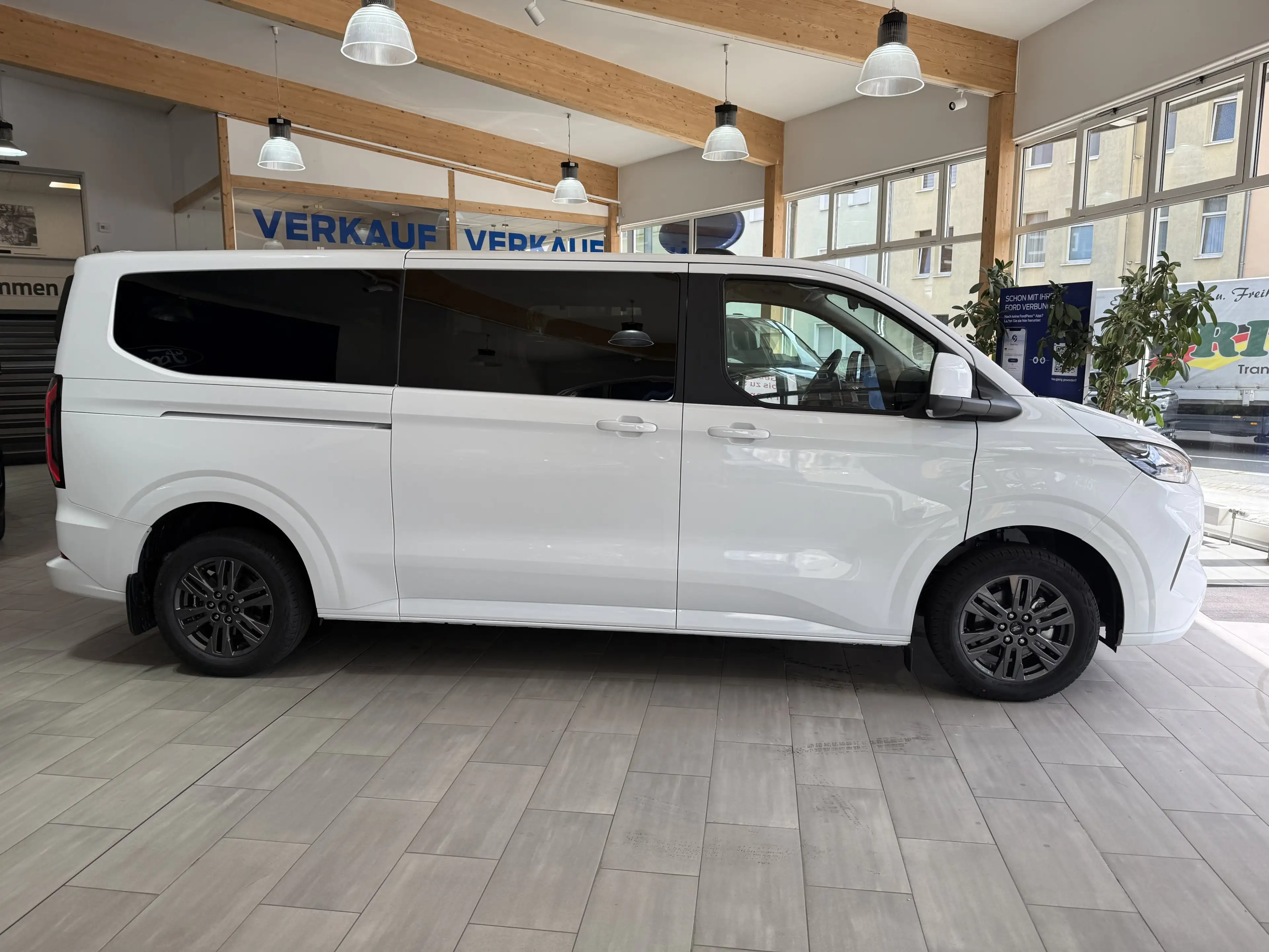 Ford Tourneo Custom Titanium L2 Matrix-LED / 3-Zonen-Klima / 70L Tank — photo 4