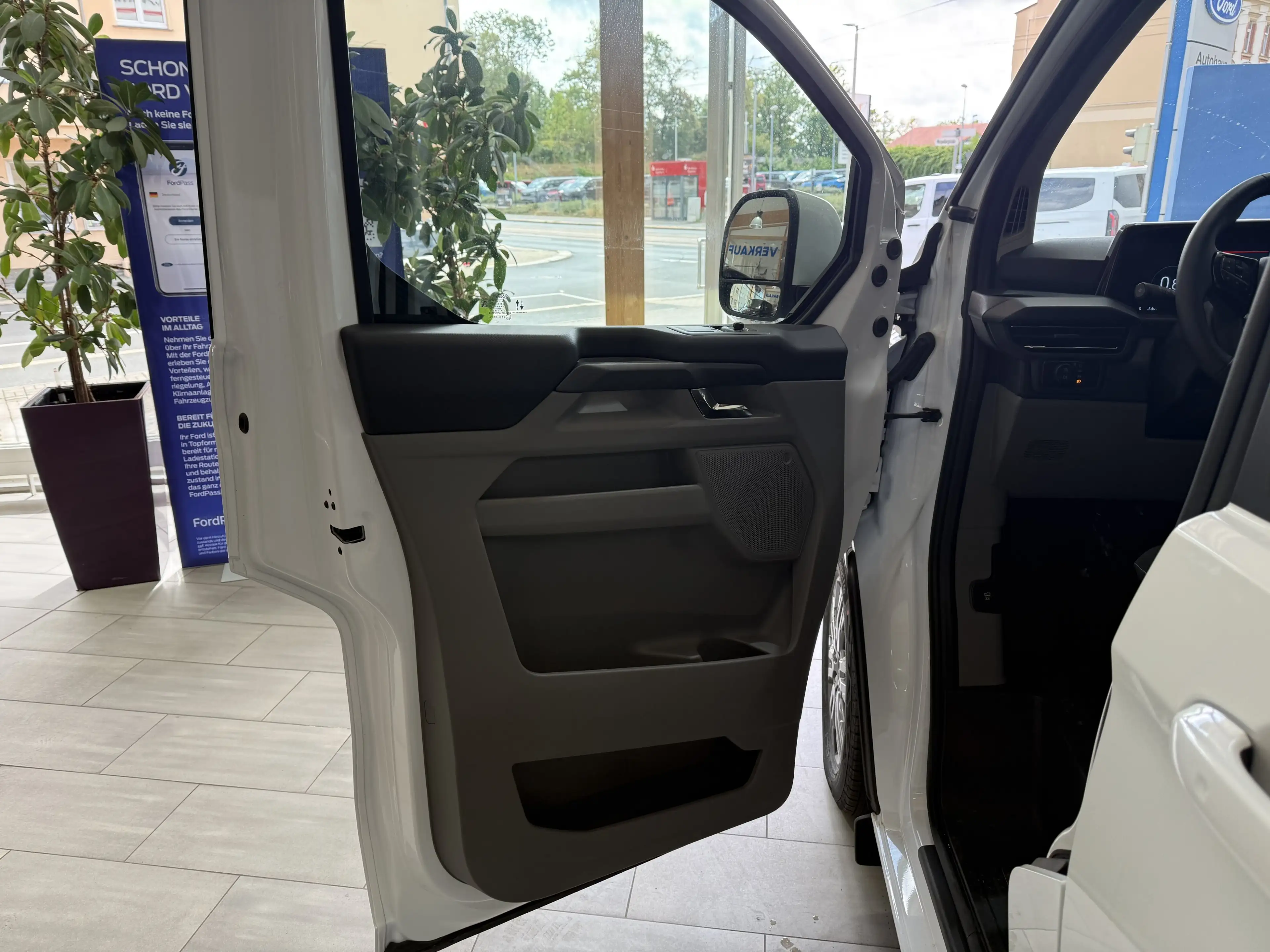 Ford Tourneo Custom Titanium L2 Matrix-LED / 3-Zonen-Klima / 70L Tank — photo 9