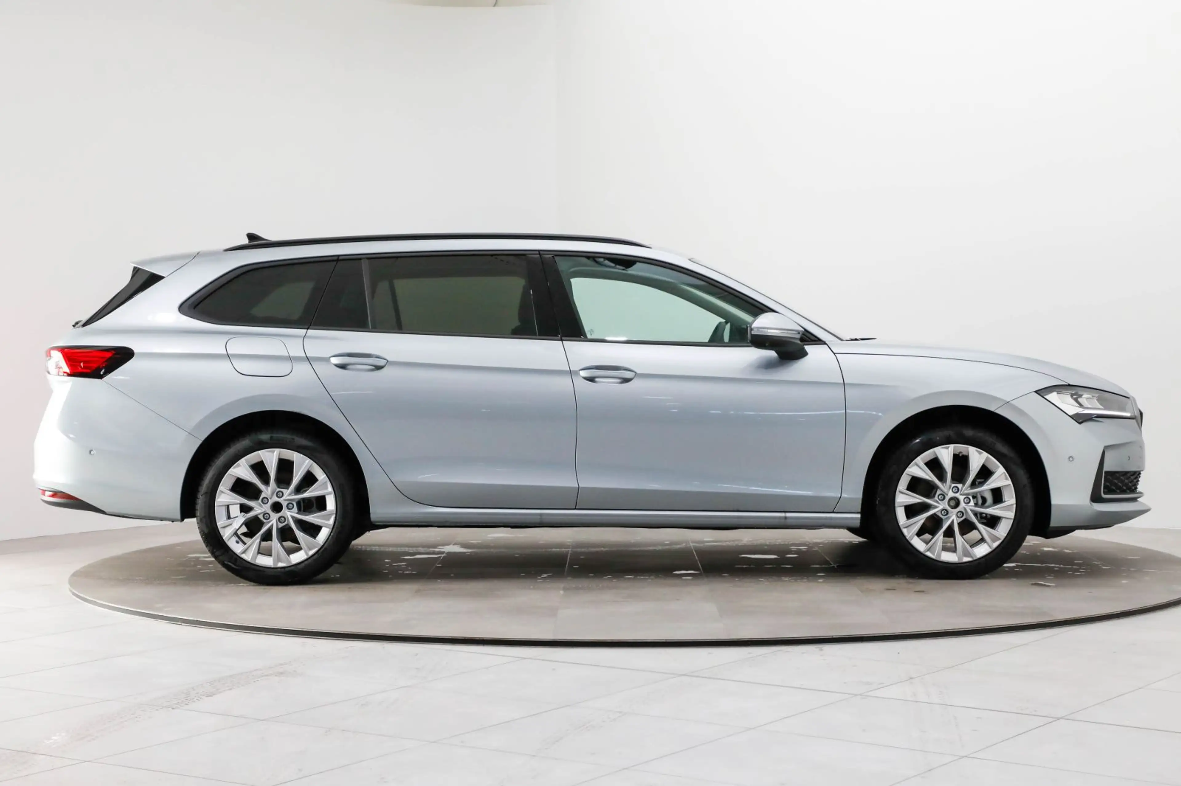 Skoda Superb Combi Selection 2,0 TDI 110 kW — photo 9