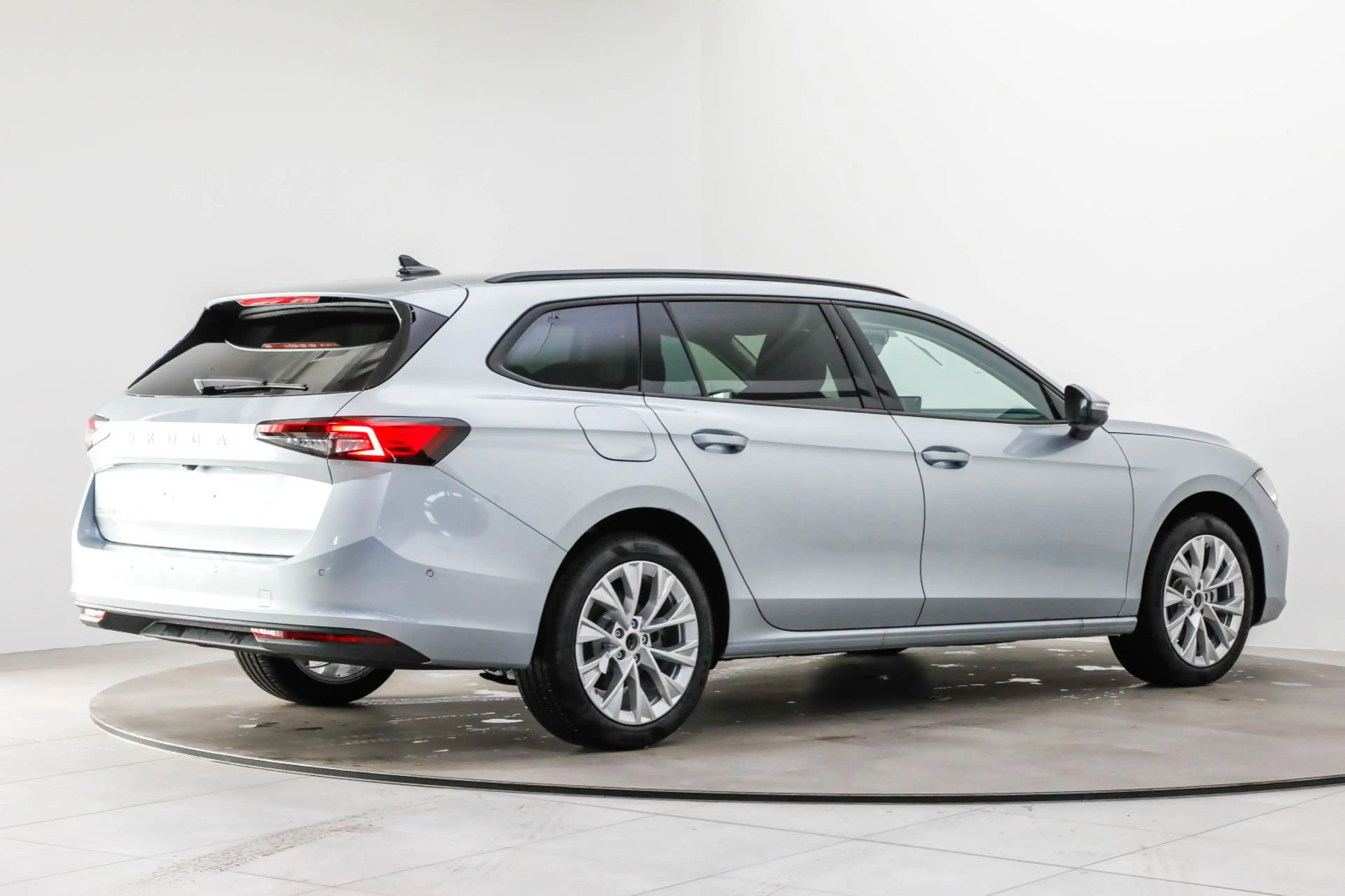 Skoda Superb Combi Selection 2,0 TDI 110 kW — photo 11