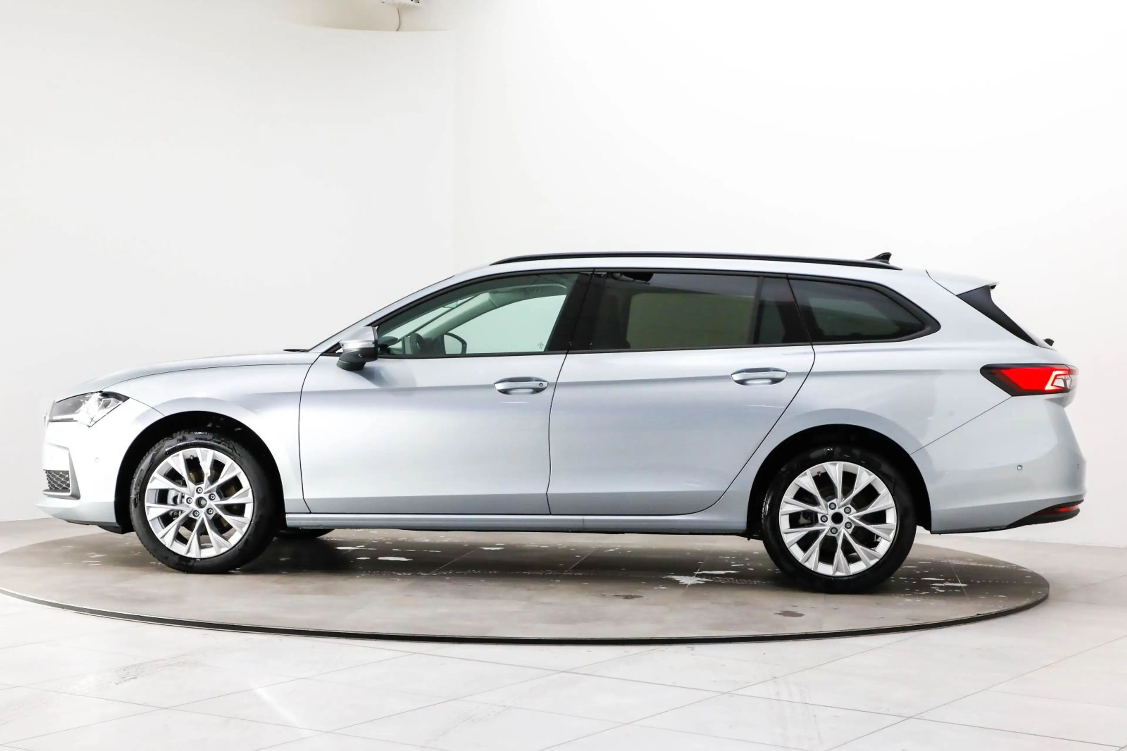 Skoda Superb Combi Selection 2,0 TDI 110 kW — photo 14