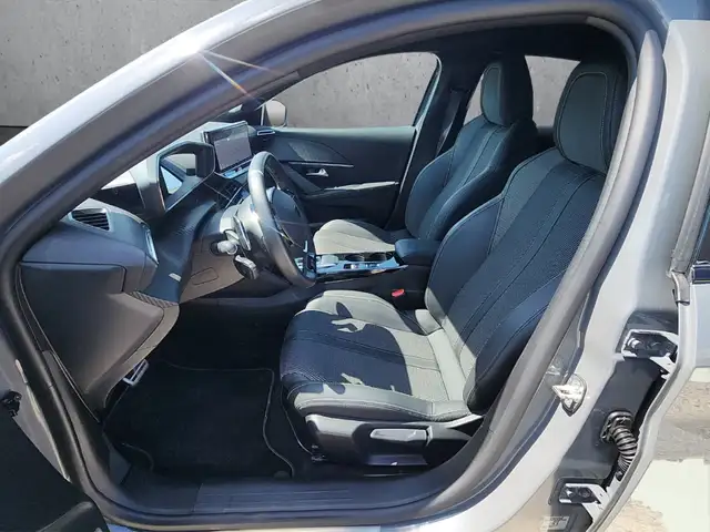 Peugeot 208 view 9