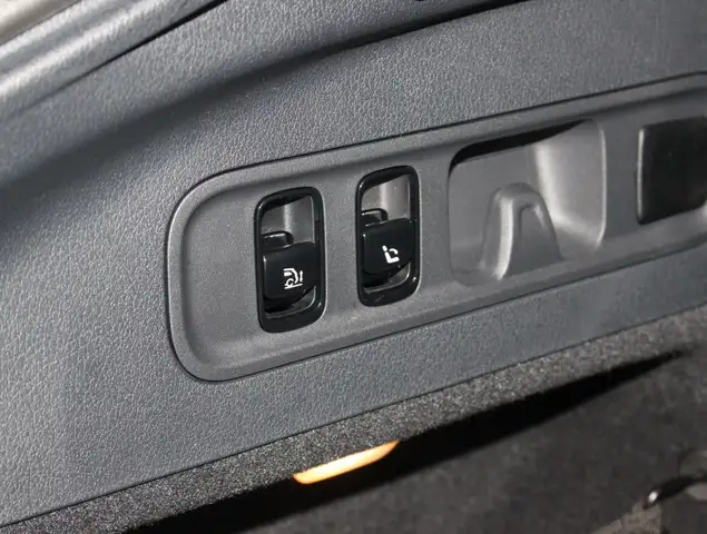 Mercedes-Benz GLC view 9