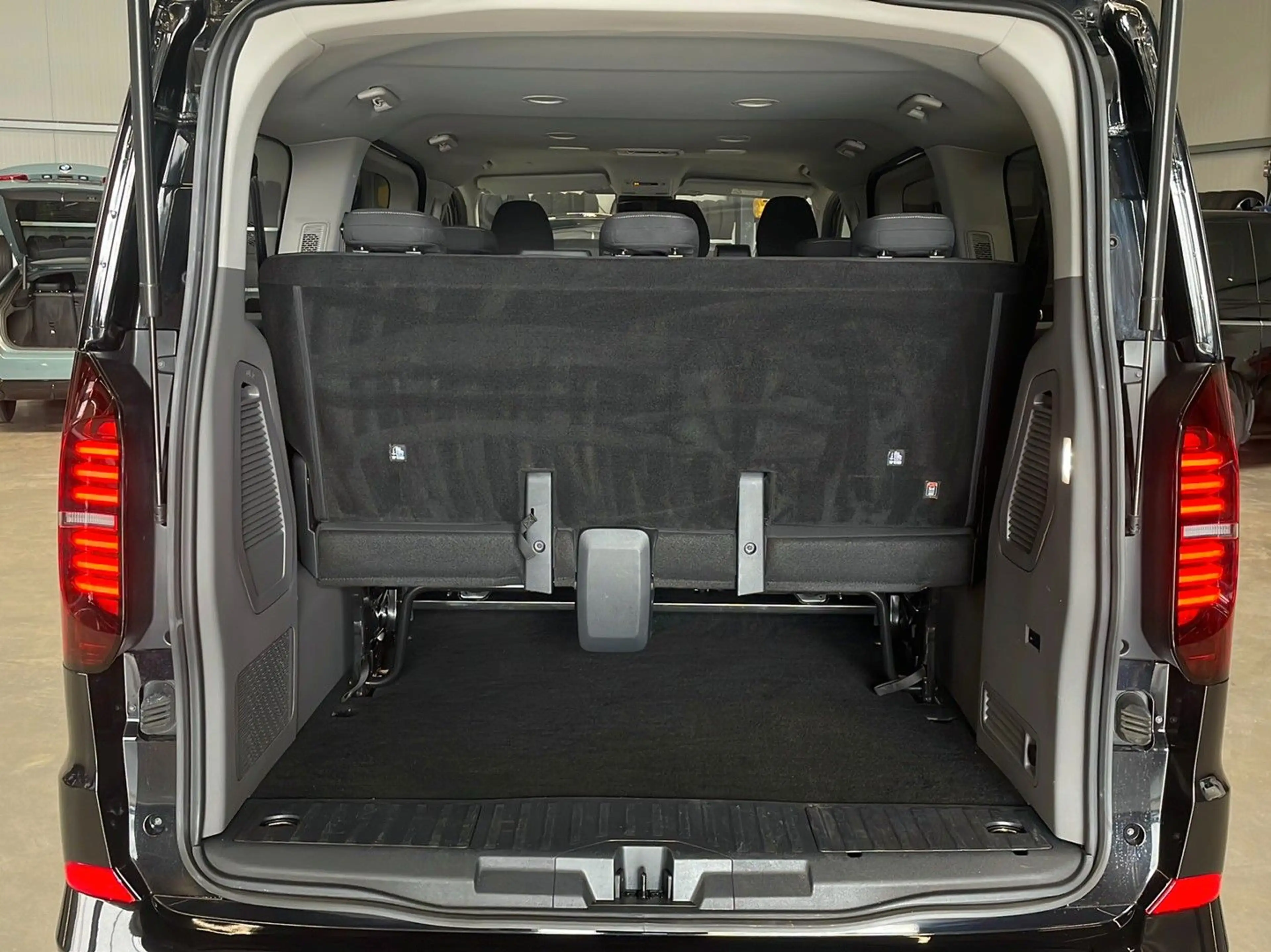 Volkswagen T7 Caravelle 2.0 TDI Life 4MO KR AHK — photo 12