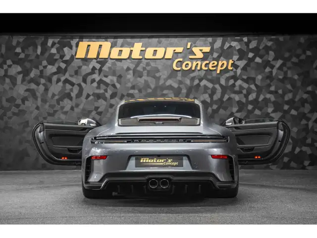 Porsche 911 view 5