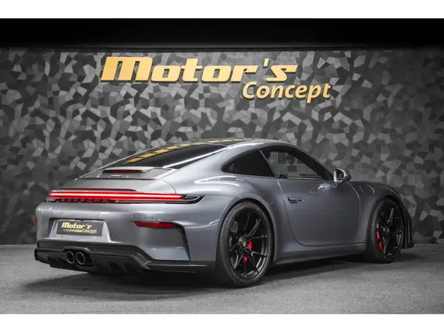 Porsche 911 view 3