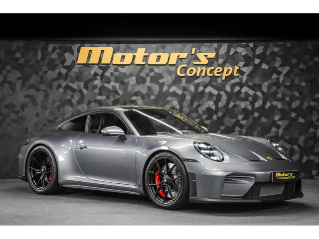 Porsche 911 view 6