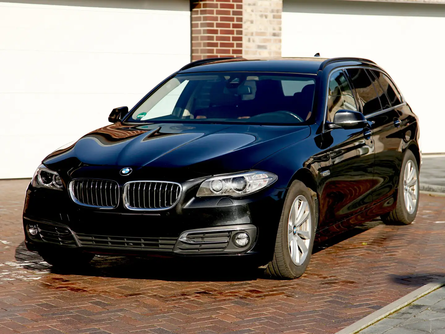 BMW 530 530d xDrive Touring Aut. Luxury Line Schwarz - 1