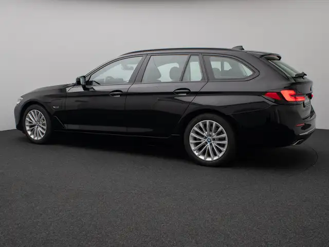 BMW 5 Series view 10