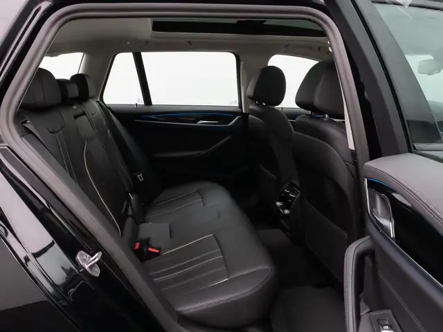 BMW 5 Series view 27