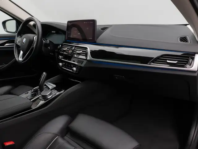 BMW 5 Series view 24