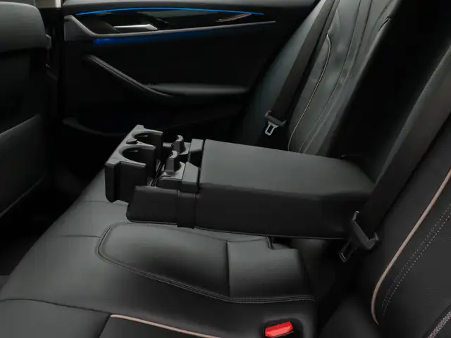 BMW 5 Series view 29