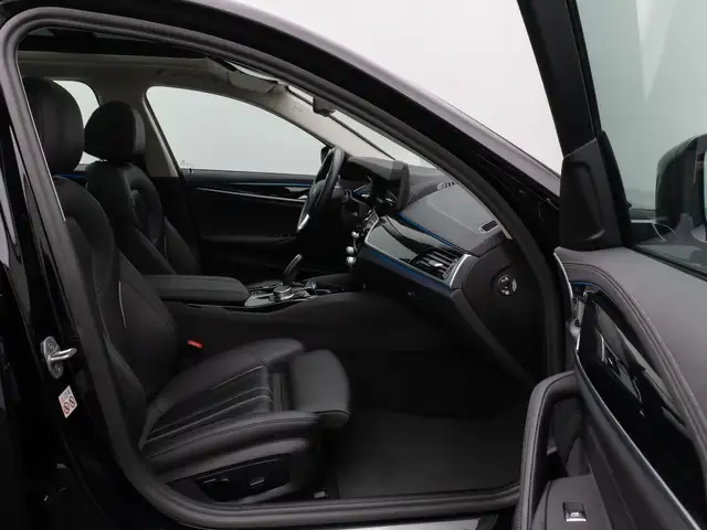 BMW 5 Series view 25