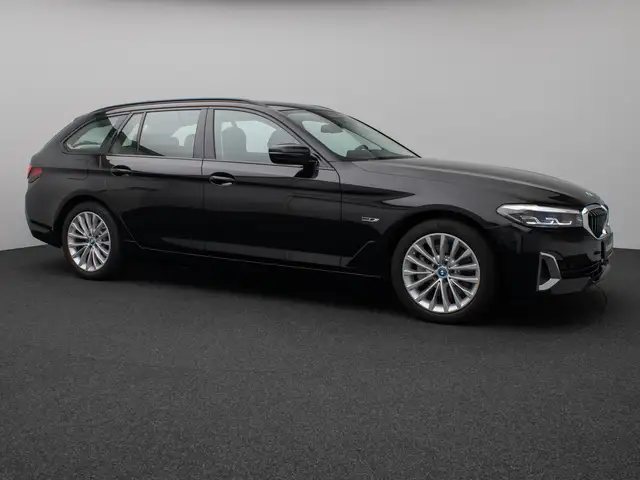 BMW 5 Series view 4