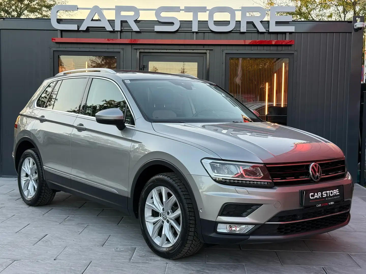 Volkswagen Tiguan 2,0TDI|4Motion|Highline|Pano|Kamera|ACC|AHK Silber - 1