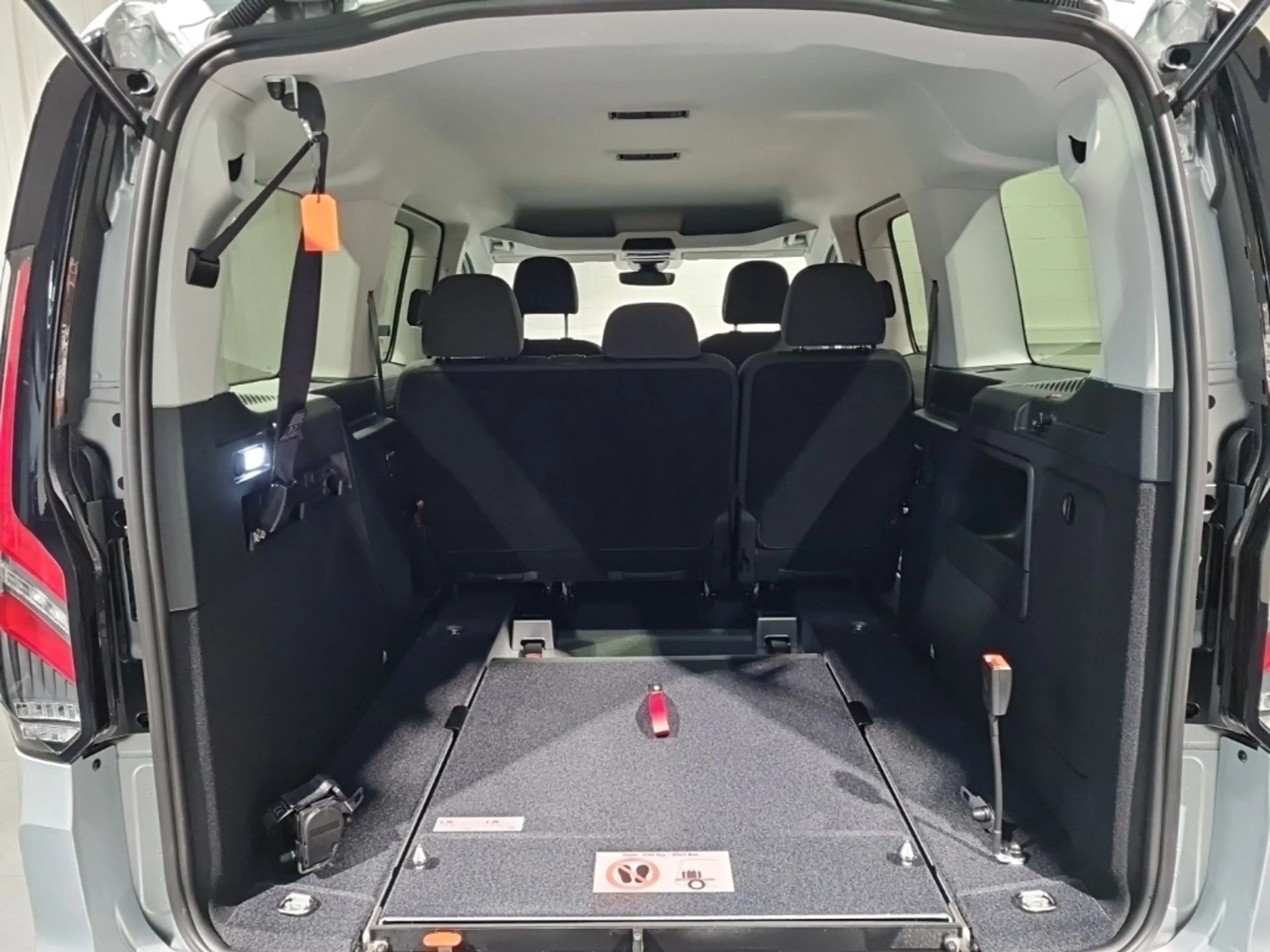 Ford Tourneo Connect L2-Titanium "AMF Rollstuhl-Umb." — photo 10