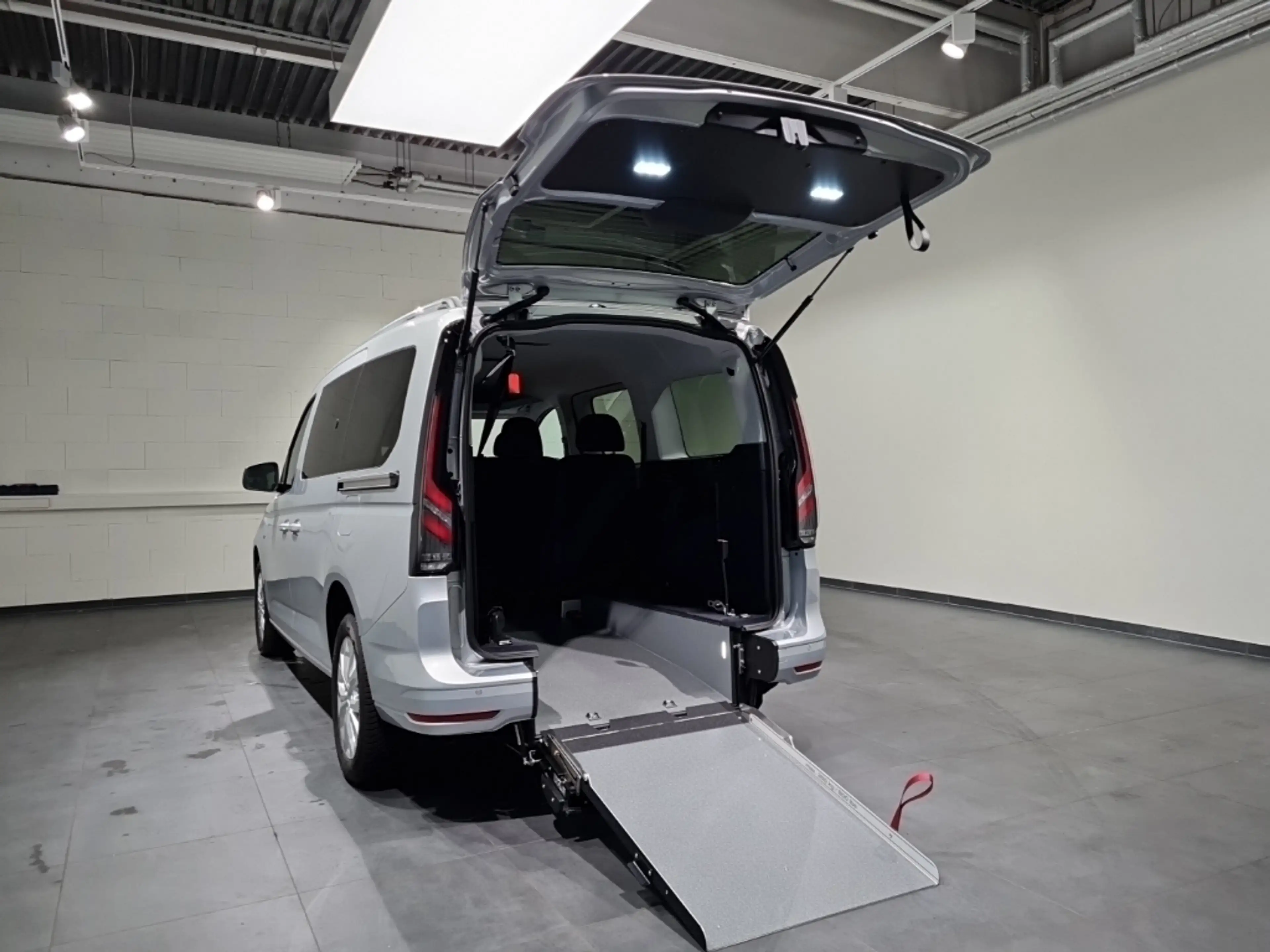 Ford Tourneo Connect L2-Titanium "AMF Rollstuhl-Umb." — photo 11