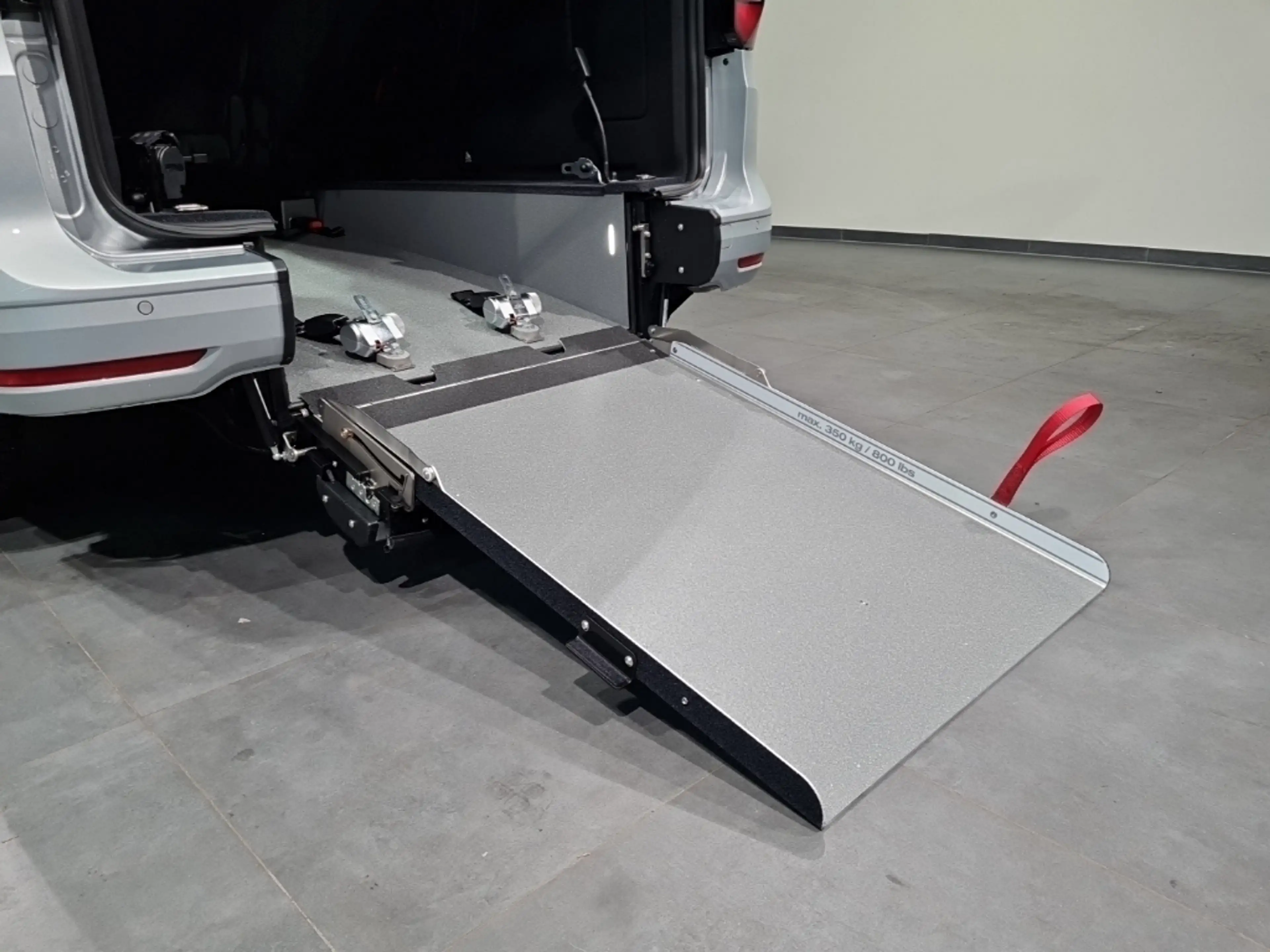 Ford Tourneo Connect L2-Titanium "AMF Rollstuhl-Umb." — photo 14