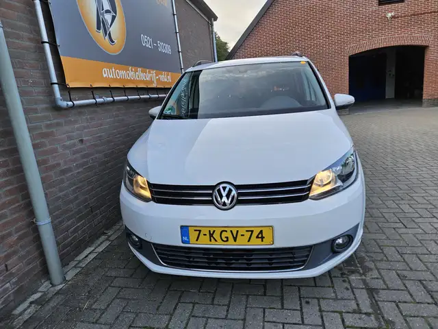 Volkswagen Touran view 2