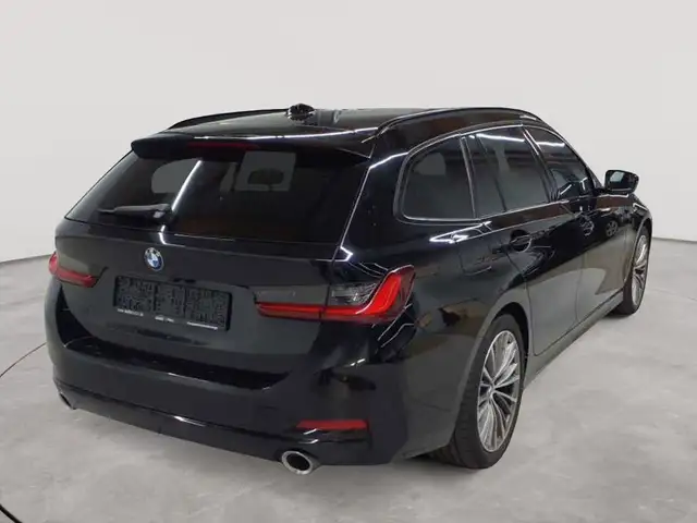 BMW 3 Series view 4