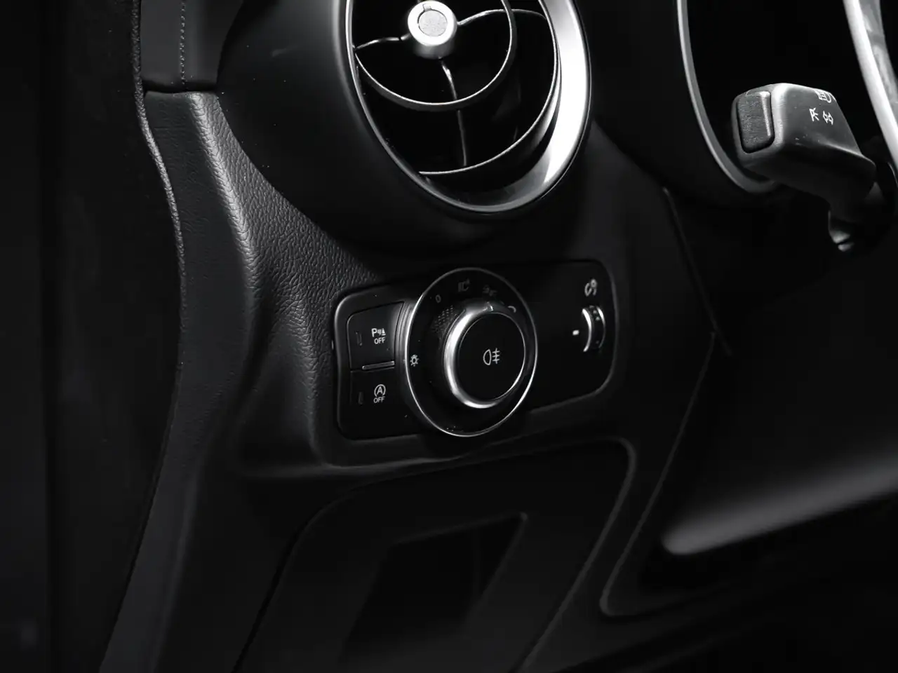 Alfa Romeo Stelvio снимка Alfa Romeo Stelvio