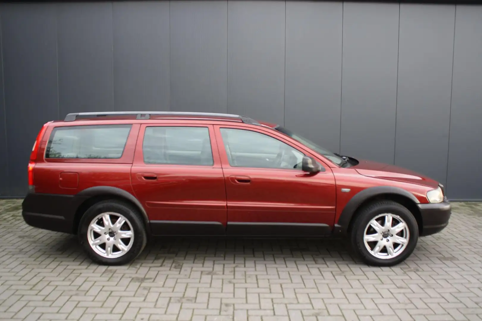 Volvo V70 Cross Country 2.4 T Comfort Line AUTOMAAT - KOPPAK Rouge - 2