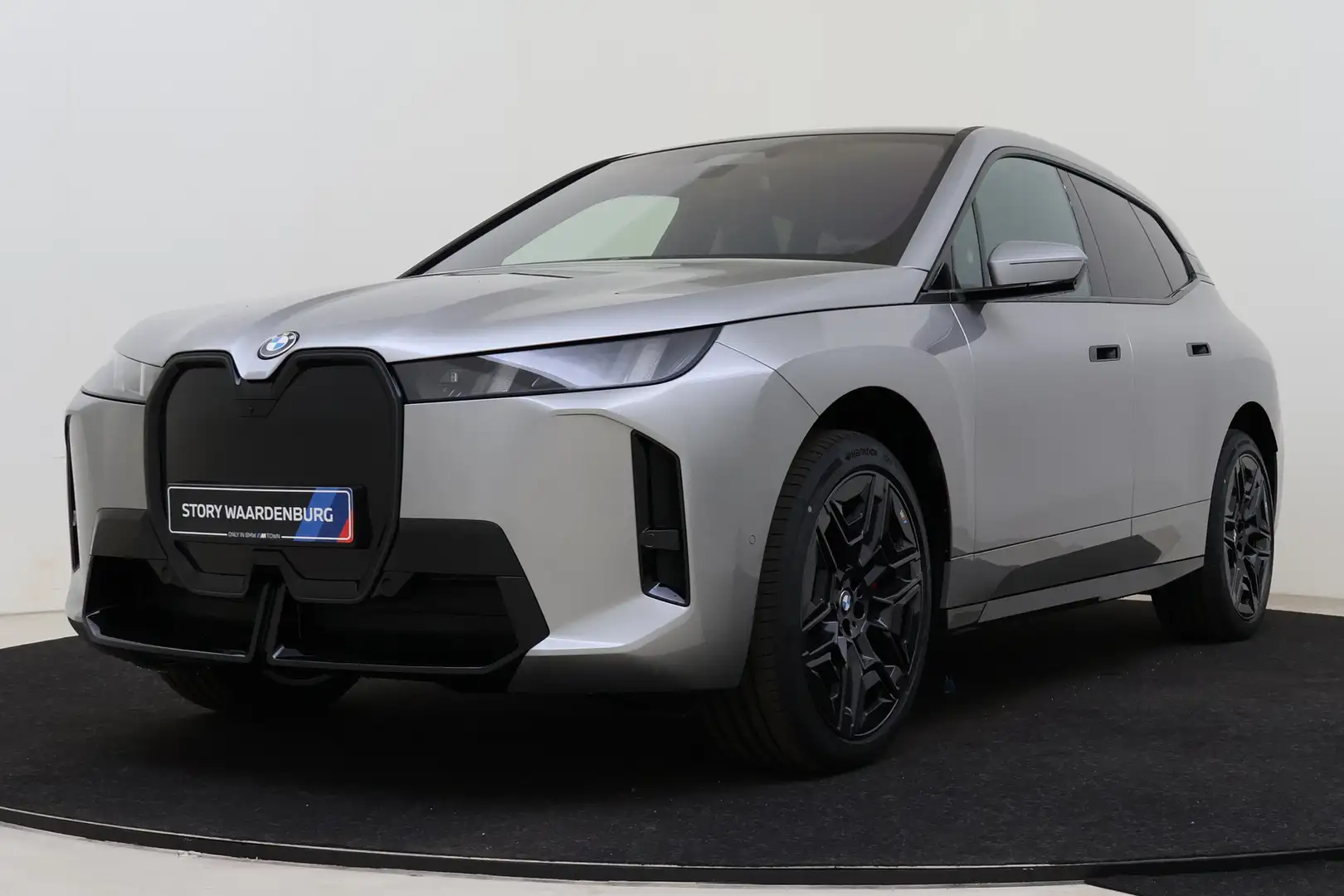 BMW iX xDrive45 M Sport / Panoramadak Sky Lounge / Trekha Argintiu - 1