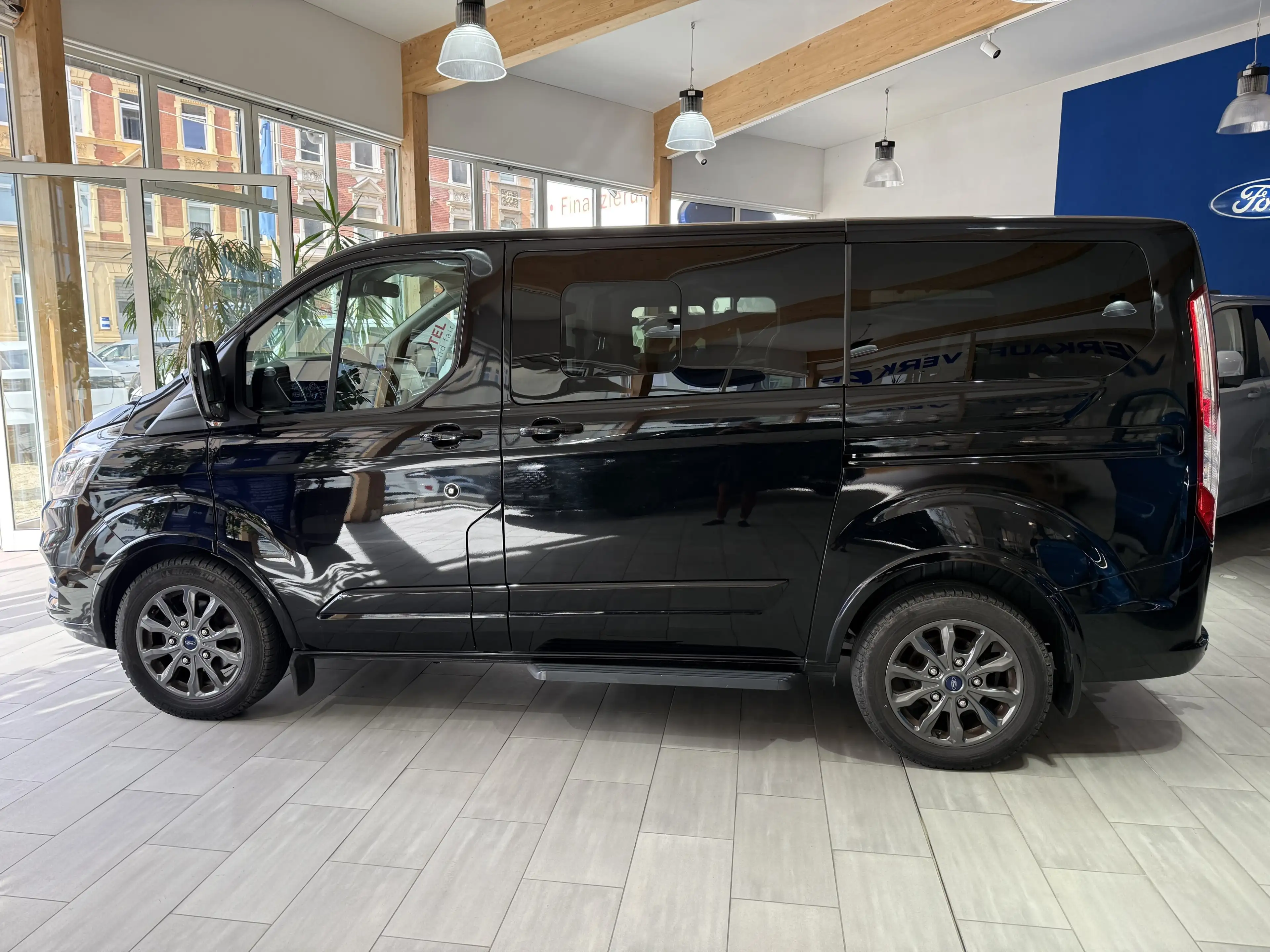 Ford Tourneo Custom Titanium L1 Bi-Xenon / AHK / Leder — photo 8