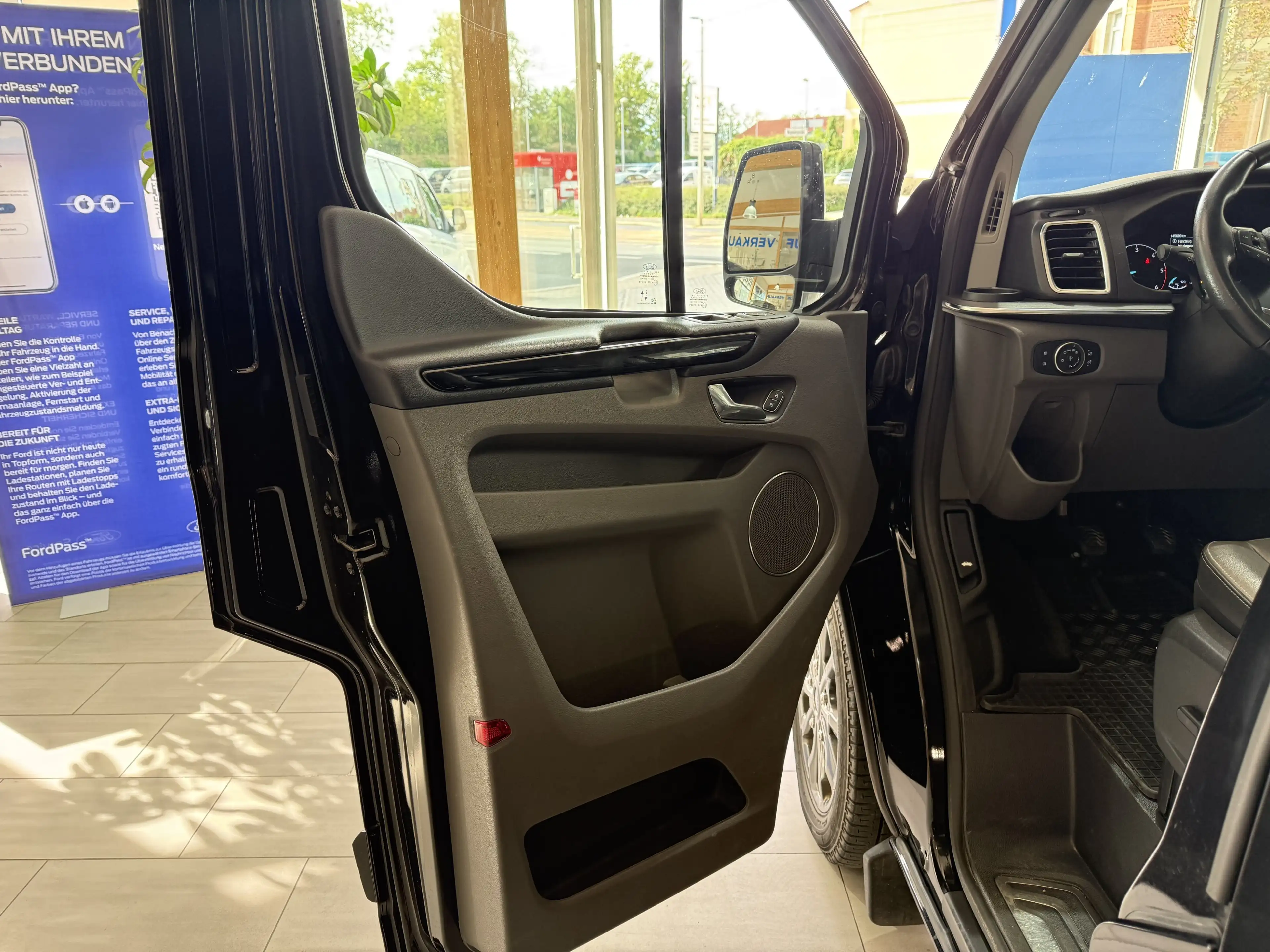 Ford Tourneo Custom Titanium L1 Bi-Xenon / AHK / Leder — photo 9