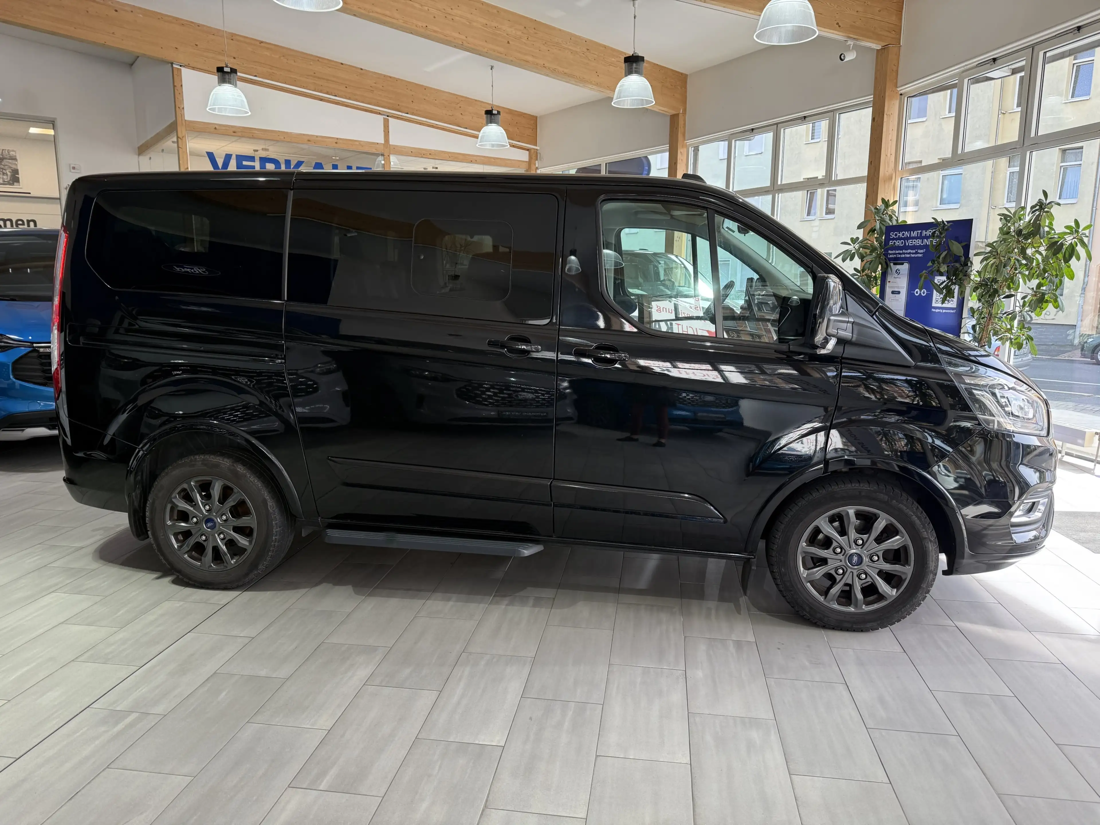 Ford Tourneo Custom Titanium L1 Bi-Xenon / AHK / Leder — photo 4