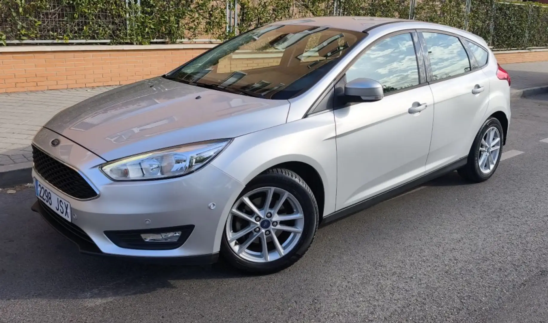 Ford Focus 1.0 Ecoboost Auto-S&S Trend+ 125 Silber - 2