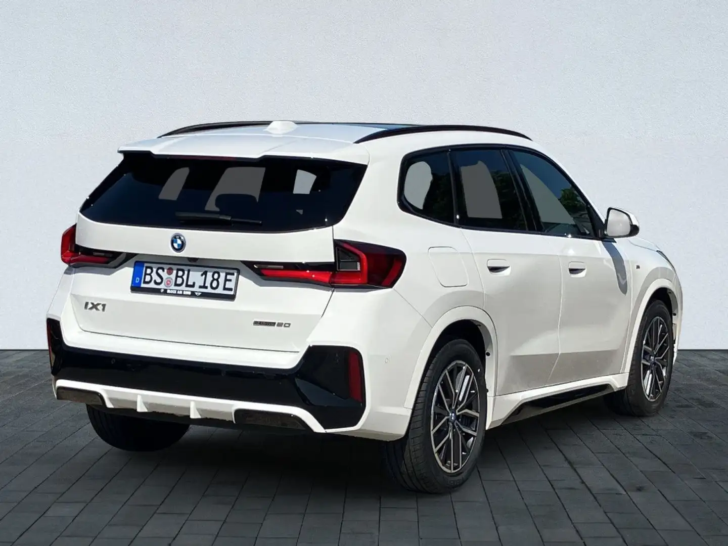 BMW iX1 EDRIVE20 M-Sport AHK SpoSi DA+ HUD Sportpaket Alb - 2