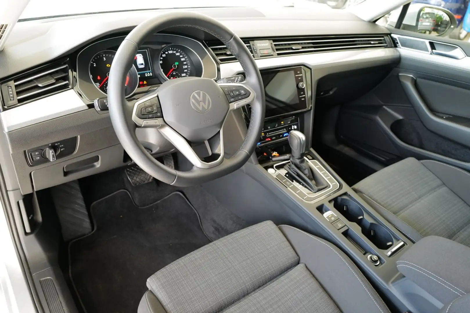 Volkswagen Passat Variant 2.0TDI DSG Business LED Navi AHK ACC Kamera Key... Silber - 2