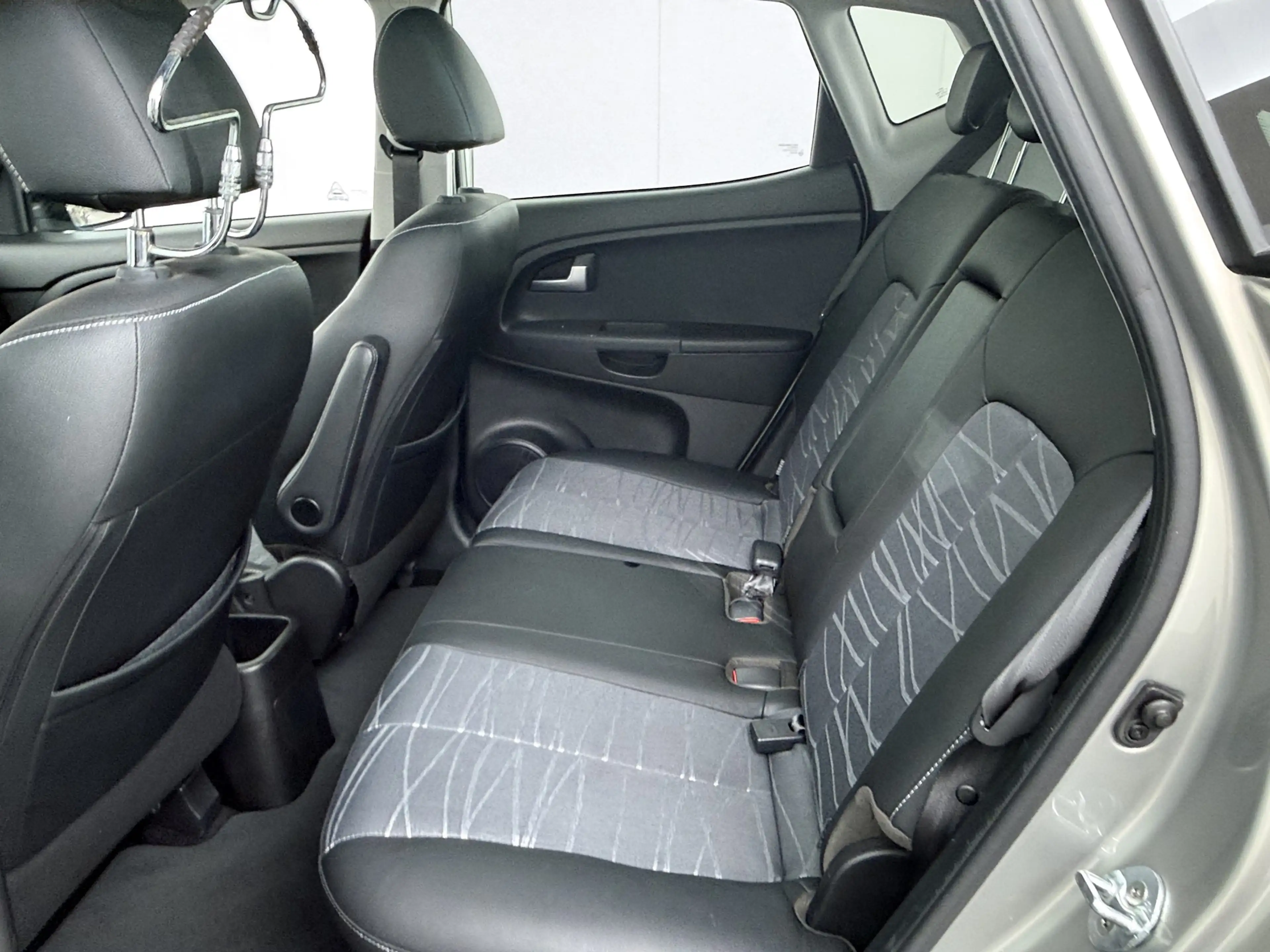 Kia Venga 1.4 CVVT Summer Edition - Navigatie - Camera - Ele — photo 26